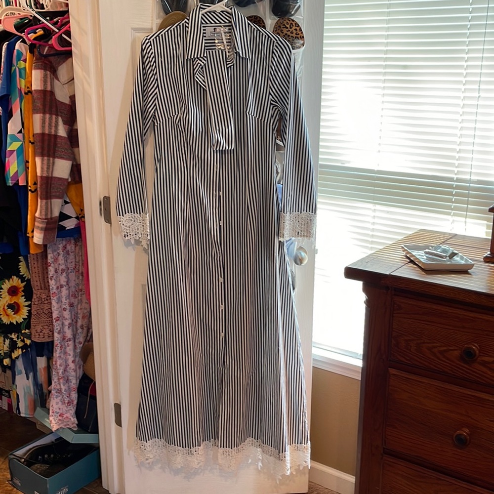 Dainty Jewells Dress size medium. Never worn..